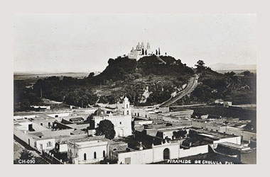Foto - Postal Cholula, Puebla,Barrrio de Sn. Miguel Tianguisnahuac y Santuario de los Remedios al fondo,1930 aproximada